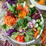 Frischer grüner Salat mit Tomaten, Paprika und Nüssen für einen köstlichen Salat zum Selberzubereiten
