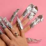 Nagelpflege nach der Nutzung von Aceton mit Feuchtigkeitscreme und Nagelöl zur Regeneration
