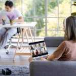Entspannte Mitarbeiterin nutzt Relaxation und Entspannung im Büro in einer modernen Entspannungszone