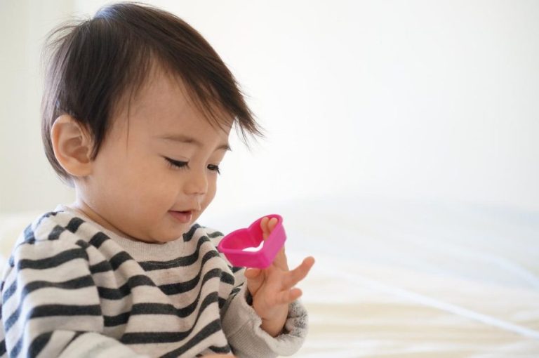 Comparison of the best diaper pails including Tommee Tippee Sangenic, Angelcare, and Diaper Champ Deluxe models with odor con