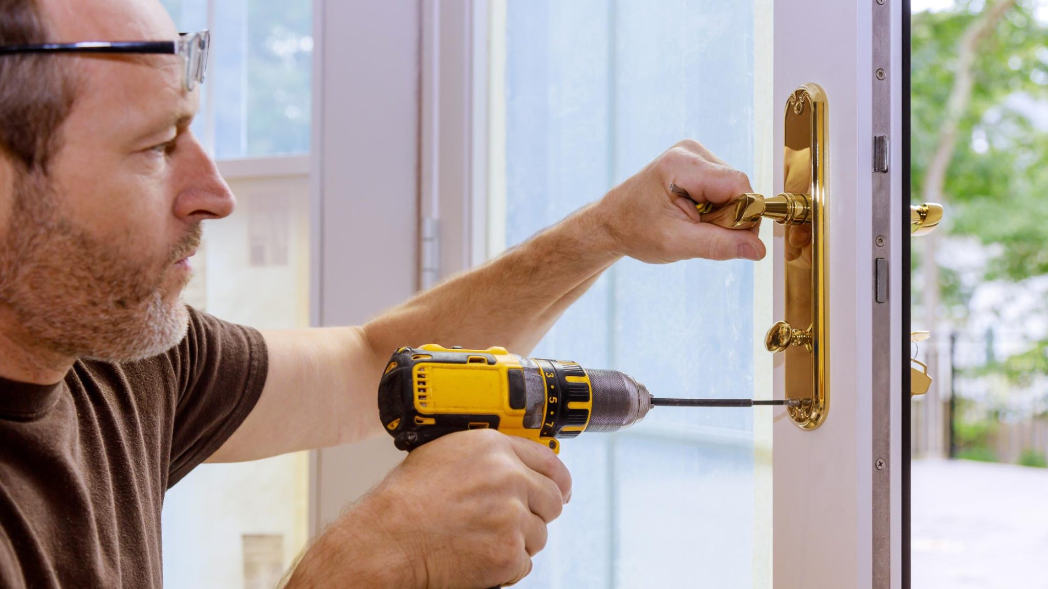 Guide to selecting the right locksmith with verification tips and advice for finding trusted security professionals