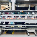 Kettenförderer für den internen Transport system showcasing robust chain mechanism for efficient goods handling in industrial