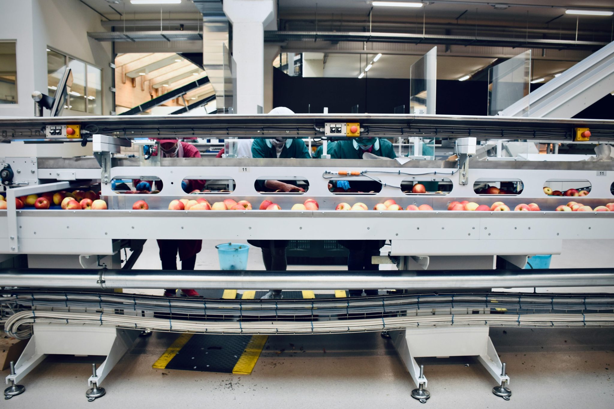 Kettenförderer für den internen Transport system showcasing robust chain mechanism for efficient goods handling in industrial