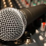 Freunde singen gemeinsam Karaoke und genießen einen unvergesslichen Karaoke-Abend mit Spaß und Energie