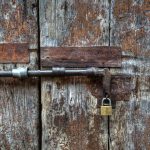 Professional locksmith Hamburg installing Panzerriegel door security bars for enhanced home protection against break-ins