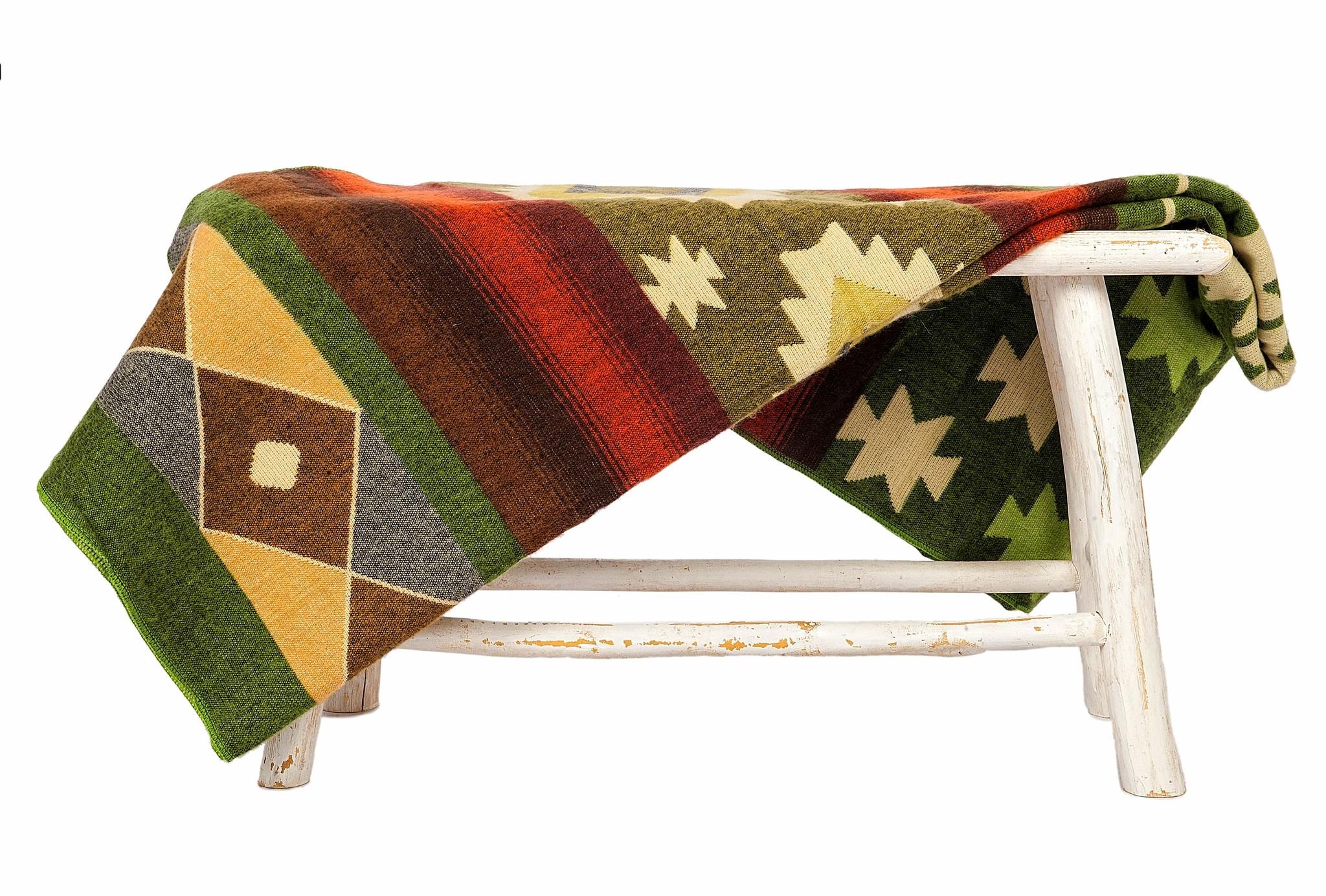 Premium alpaka blanket showcasing the softness and quality of alpaca wool material for superior comfort