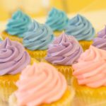Farbenfrohe Cupcakes und Gebäck verziert mit verschiedenen Lebensmittelfarben in intensiven Farbtönen