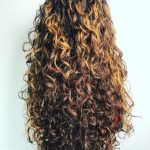 Healthy curls with natural shine using proper Lockenpflege techniques and hydrating products for optimal hair care