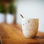 Massiver Esstisch Eiche mit passenden Sitzbänken Eiche in modernem Wohnzimmer, zeigt natürliche Holzstruktur und warme Ausstr