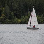 Segelboot in den Niederlanden mit entspannter Crew beim Segeln auf ruhigem Wasser